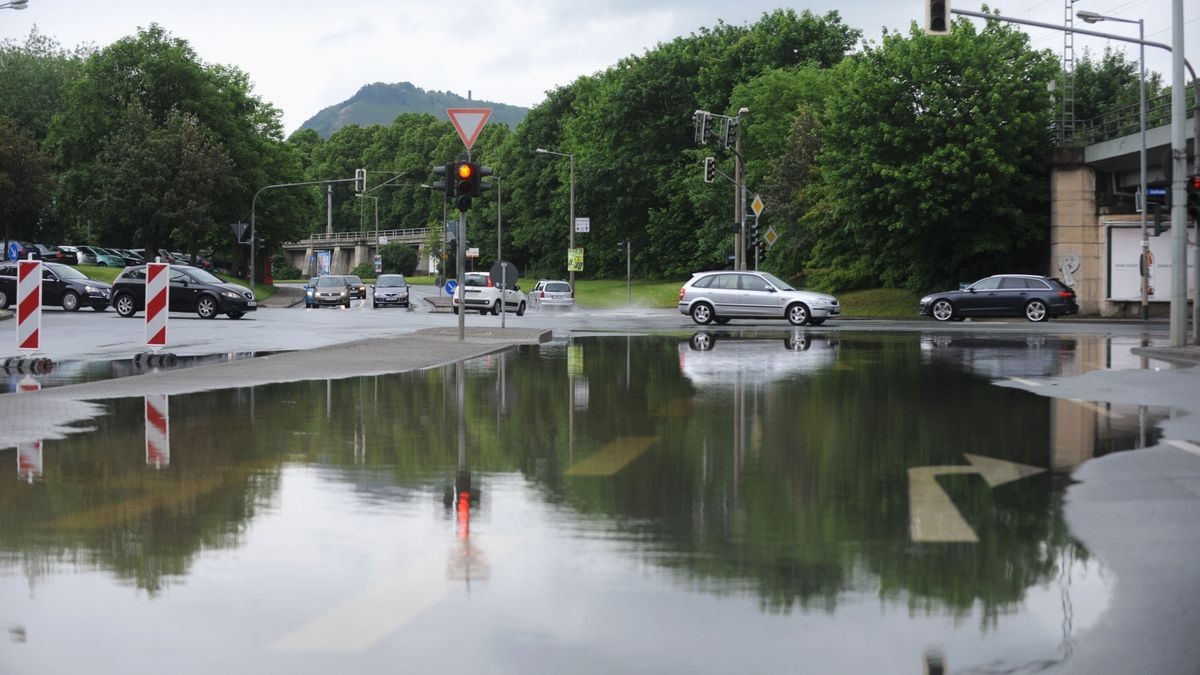 Die größte Jenaer Kreuzung an der Fischergasse ist bereits teilweise überspült. Einige Fahrspuren sind gesperrt.