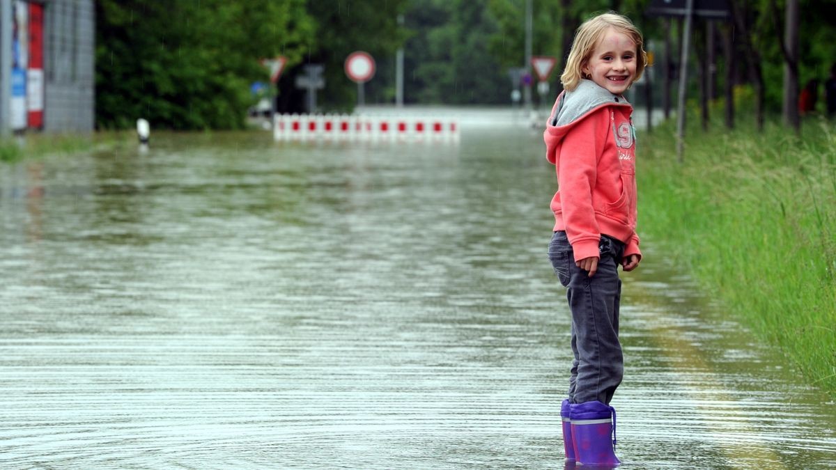 Emily testete ihre Gummistiefel.