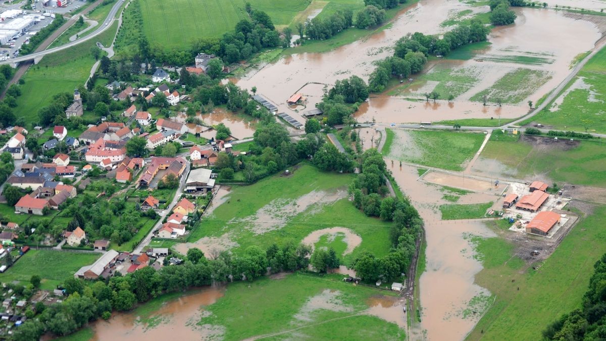 Luftbild vom Hochwasser der Saale in Rutha bei Jena.