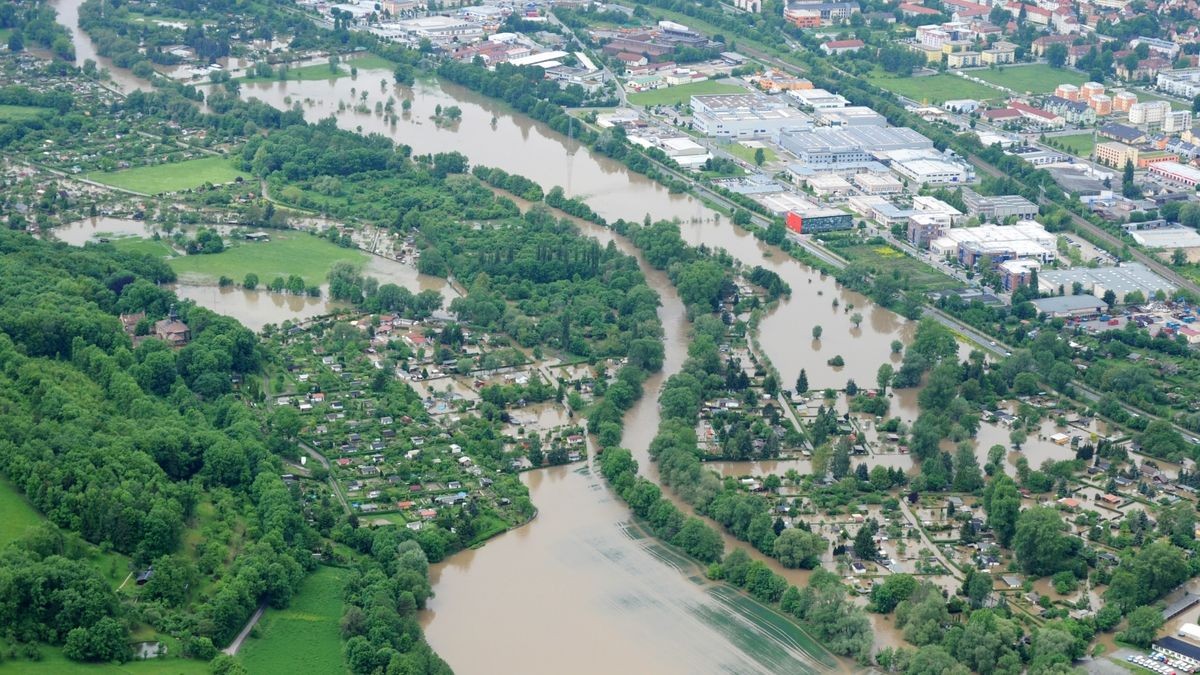 Blick auf überschwemmtes Gebiet entlang der Wiesenstraße.