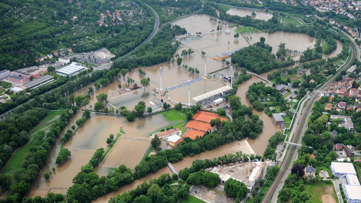 Überschwemmtes Ernst-Abbe-Sportfeld.