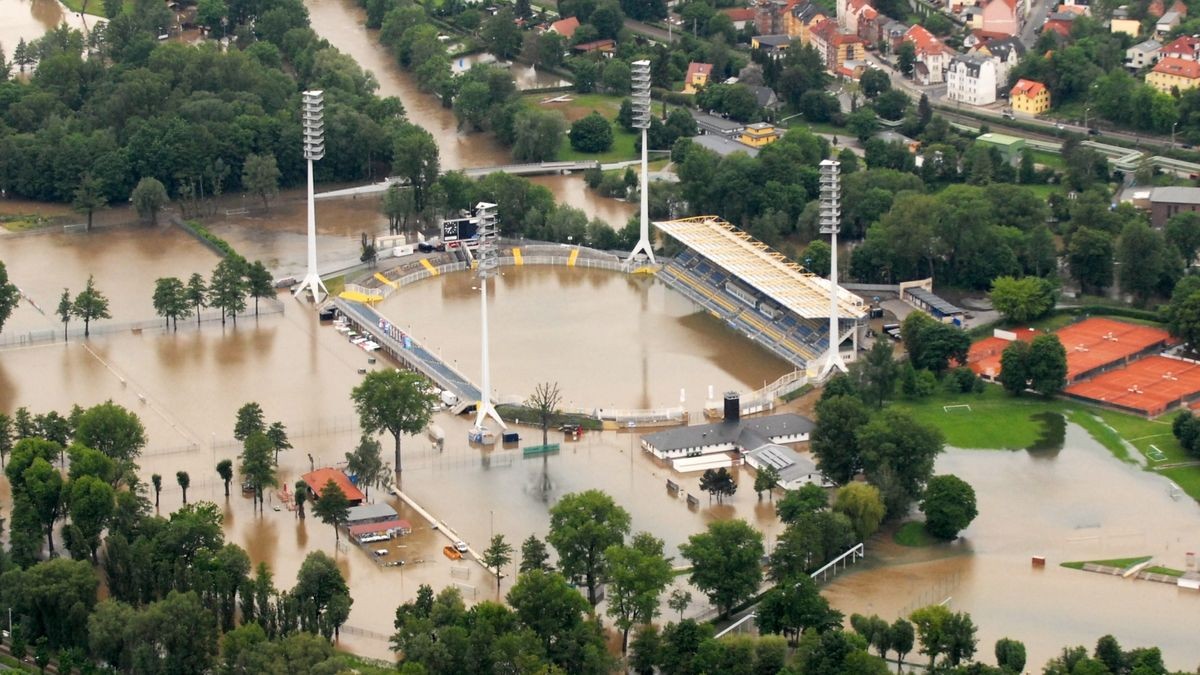 Überschwemmtes Ernst-Abbe-Sportfeld.