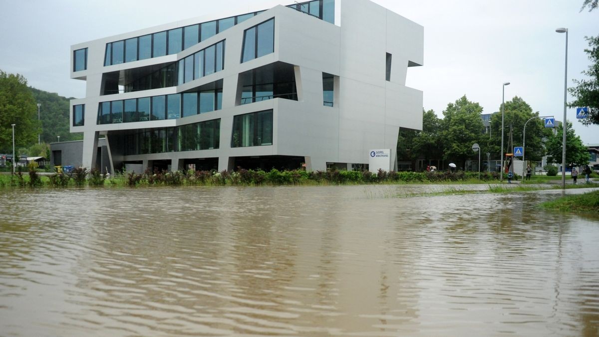 Im Gewerbegebiet Göschwitz kämpfen die Unternehmen gegen das Hochwasser: Göpel Electronic steht unter Wasser.