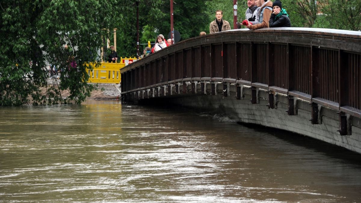 Hochwassertourismus an der Griesbrücke.