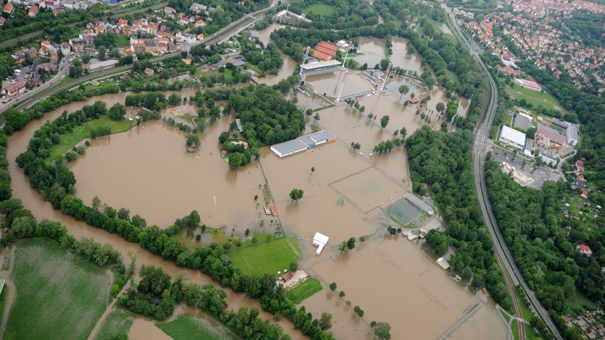 Überschwemmtes Ernst-Abbe-Sportfeld.