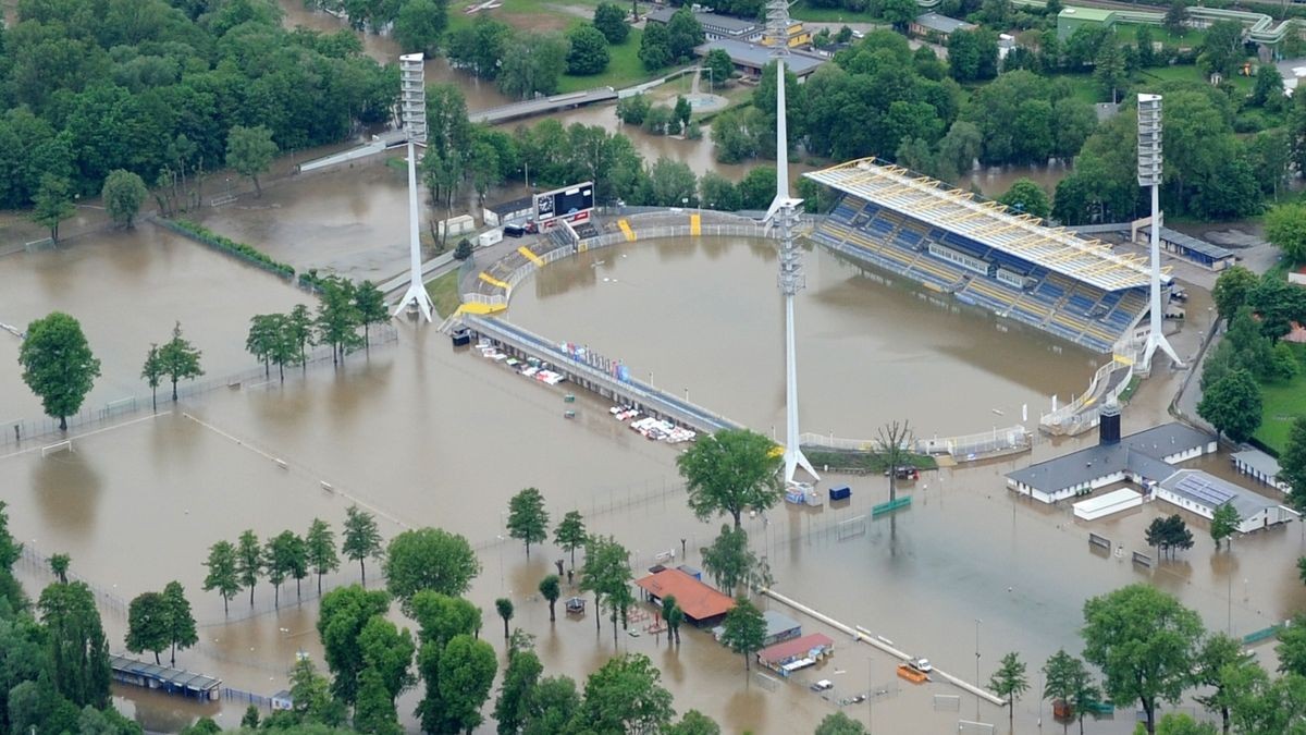 Überschwemmtes Ernst-Abbe-Sportfeld.