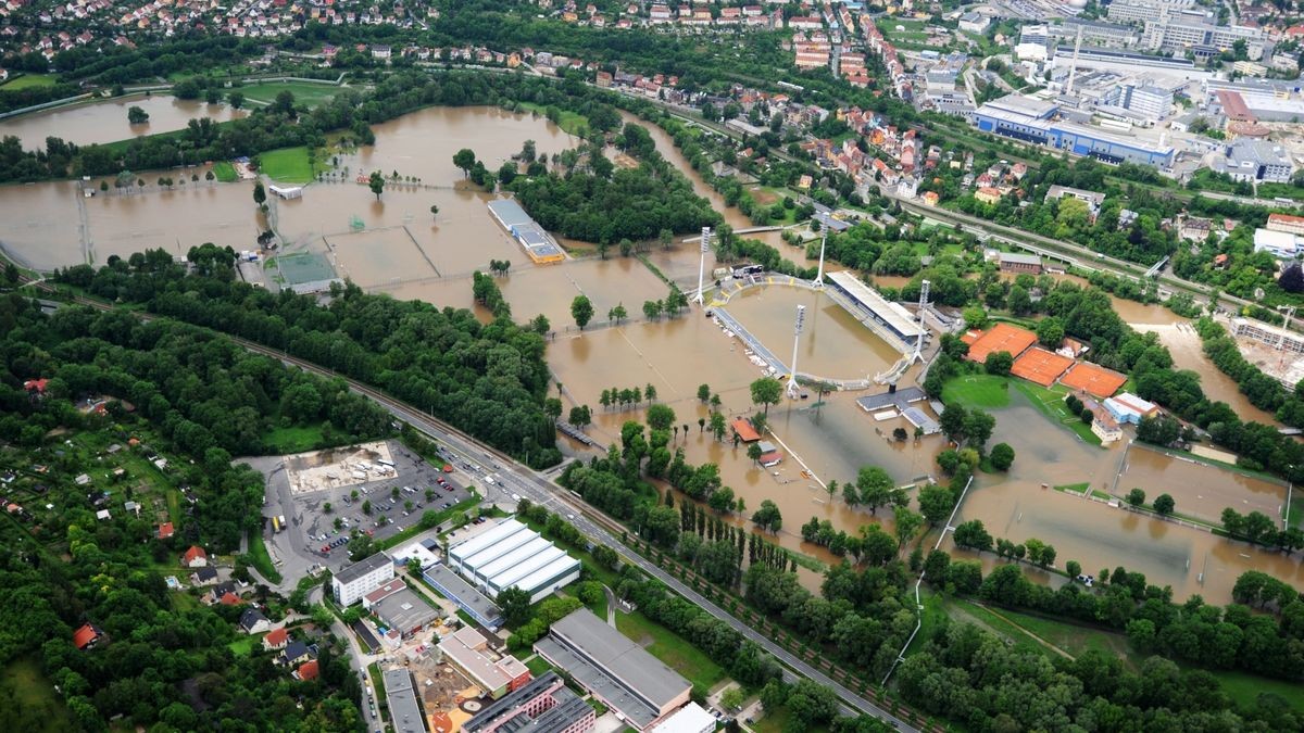 Überschwemmtes Ernst-Abbe-Sportfeld.