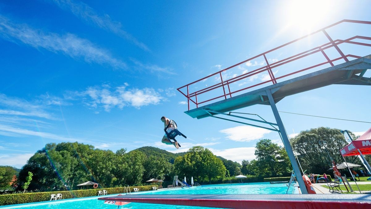 Freitags schon Freizeit: Bei einer Vier-Tage-Woche ist mehr Freizeit -- wie hier im Freibad von Lengenfeld unterm Stein – möglich.