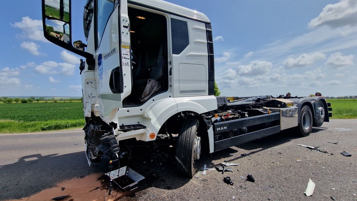 Am Freitag gegen 10 Uhr hat sich im Landkreis Gotha ein tödlicher Unfall ereignet. Laut Angaben der Polizei geriet ein 88-Jähriger mit seinem Auto auf der B247 bei Warza in den Gegenverkehr und stieß frontal mit einem entgegenkommenden Lkw zusammen.