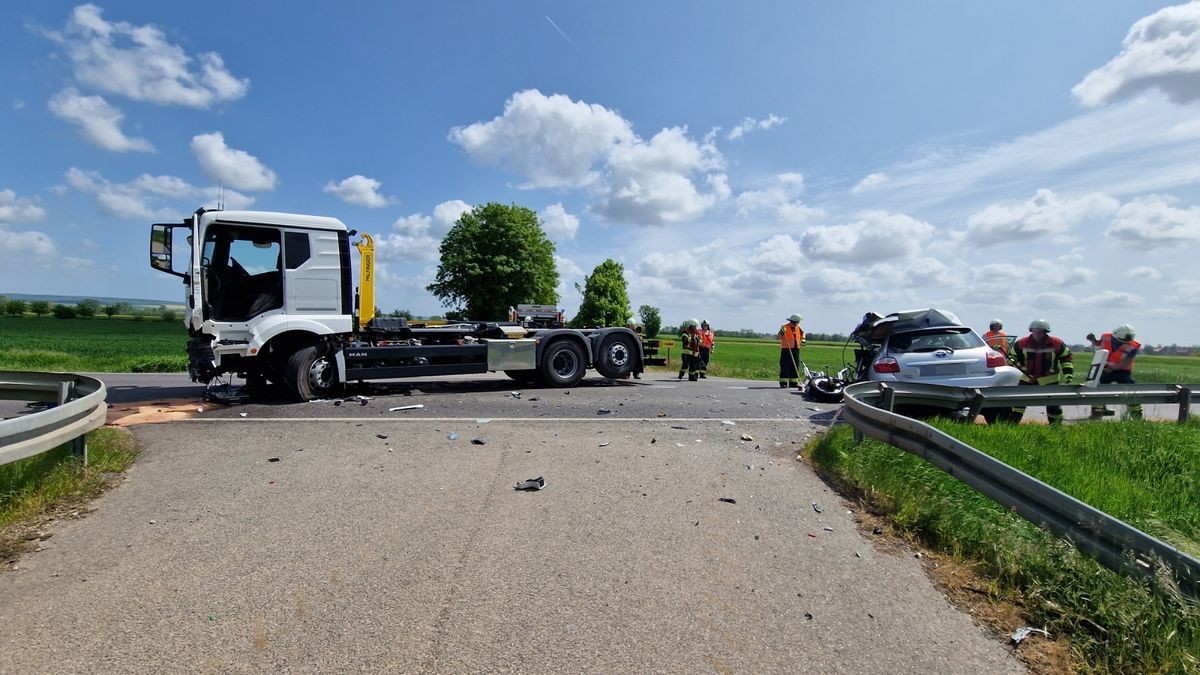 Am Freitag gegen 10 Uhr hat sich im Landkreis Gotha ein tödlicher Unfall ereignet. Laut Angaben der Polizei geriet ein 88-Jähriger mit seinem Auto auf der B247 bei Warza in den Gegenverkehr und stieß frontal mit einem entgegenkommenden Lkw zusammen.