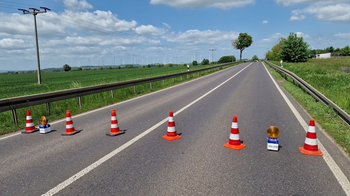 Am Freitag gegen 10 Uhr hat sich im Landkreis Gotha ein tödlicher Unfall ereignet. Laut Angaben der Polizei geriet ein 88-Jähriger mit seinem Auto auf der B247 bei Warza in den Gegenverkehr und stieß frontal mit einem entgegenkommenden Lkw zusammen.