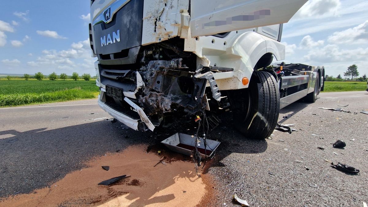 Er stieß frontal mit einem entgegenkommenden Lkw zusammen.