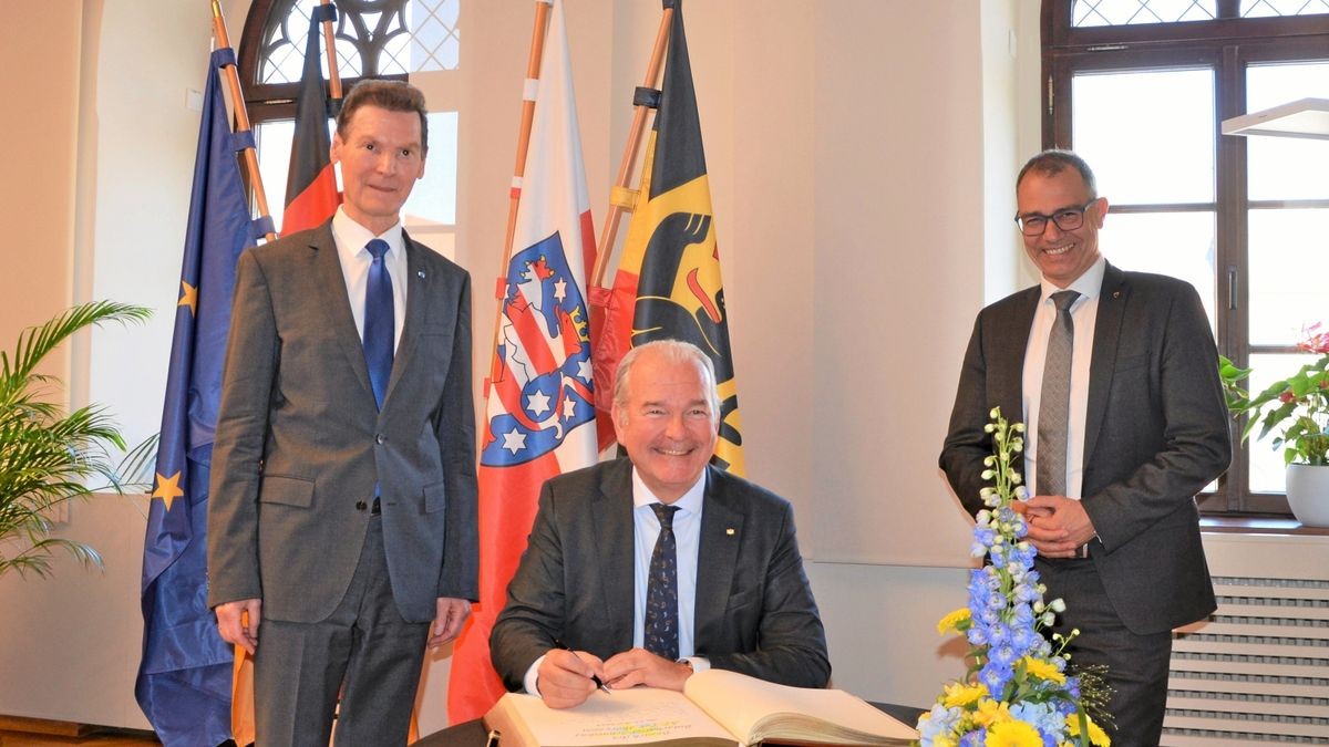 Weimar Schwedischer Botschafter trägt sich ins Goldene Buch der Stadt ein