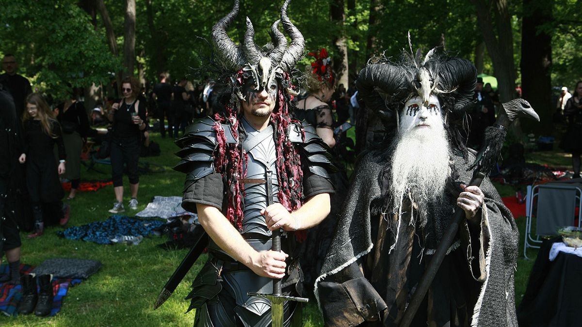 Nach zwei Jahren Pandemiepause und dem Neustart im Jahre 2022 trifft man sich am Pfingstwochenende zum Wave-Gotik in Leipzig zum 30. Jubiläum. Auch in diesem Jahr werden wieder 20.000 Besucher aus aller Welt zur größten internationalen Zusammenkunft der schwarzen Subkultur in der Messestadt erwartet. Das WGT ist und bleibt für viele Anhänger der schwarzen Szene der Höhepunkt im Jahr. Das Wave-Gotik-Treffen taucht eine ganze Stadt in das einmalige Flair, das es nur zu Pfingsten zu erleben gibt.