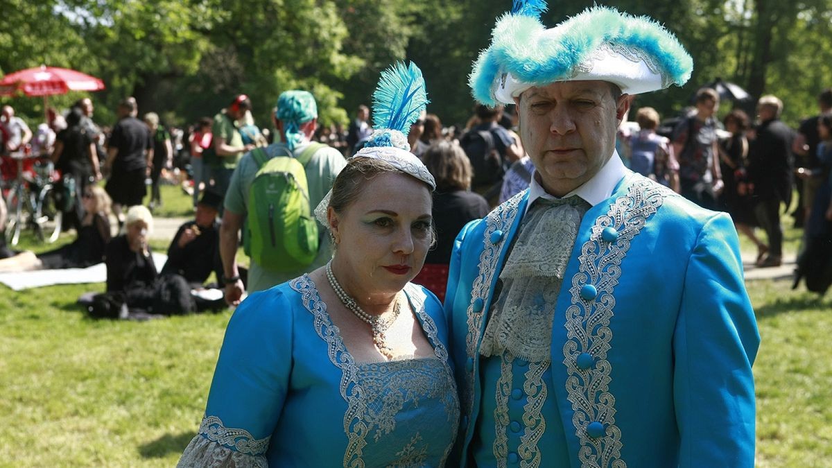 Nach zwei Jahren Pandemiepause und dem Neustart im Jahre 2022 trifft man sich am Pfingstwochenende zum Wave-Gotik in Leipzig zum 30. Jubiläum. Auch in diesem Jahr werden wieder 20.000 Besucher aus aller Welt zur größten internationalen Zusammenkunft der schwarzen Subkultur in der Messestadt erwartet. Das WGT ist und bleibt für viele Anhänger der schwarzen Szene der Höhepunkt im Jahr. Das Wave-Gotik-Treffen taucht eine ganze Stadt in das einmalige Flair, das es nur zu Pfingsten zu erleben gibt.