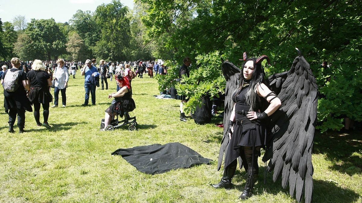 Nach zwei Jahren Pandemiepause und dem Neustart im Jahre 2022 trifft man sich am Pfingstwochenende zum Wave-Gotik in Leipzig zum 30. Jubiläum. Auch in diesem Jahr werden wieder 20.000 Besucher aus aller Welt zur größten internationalen Zusammenkunft der schwarzen Subkultur in der Messestadt erwartet. Das WGT ist und bleibt für viele Anhänger der schwarzen Szene der Höhepunkt im Jahr. Das Wave-Gotik-Treffen taucht eine ganze Stadt in das einmalige Flair, das es nur zu Pfingsten zu erleben gibt.