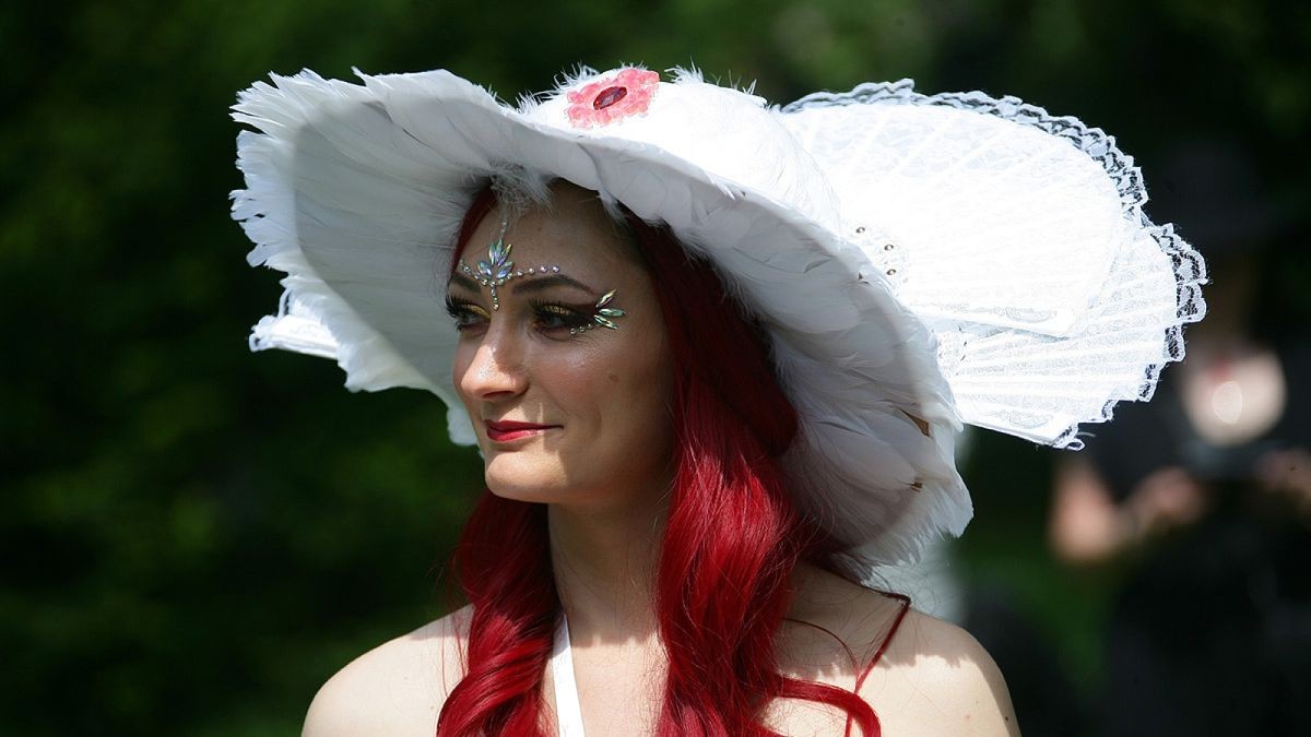 Nach zwei Jahren Pandemiepause und dem Neustart im Jahre 2022 trifft man sich am Pfingstwochenende zum Wave-Gotik in Leipzig zum 30. Jubiläum. Auch in diesem Jahr werden wieder 20.000 Besucher aus aller Welt zur größten internationalen Zusammenkunft der schwarzen Subkultur in der Messestadt erwartet. Das WGT ist und bleibt für viele Anhänger der schwarzen Szene der Höhepunkt im Jahr. Das Wave-Gotik-Treffen taucht eine ganze Stadt in das einmalige Flair, das es nur zu Pfingsten zu erleben gibt.