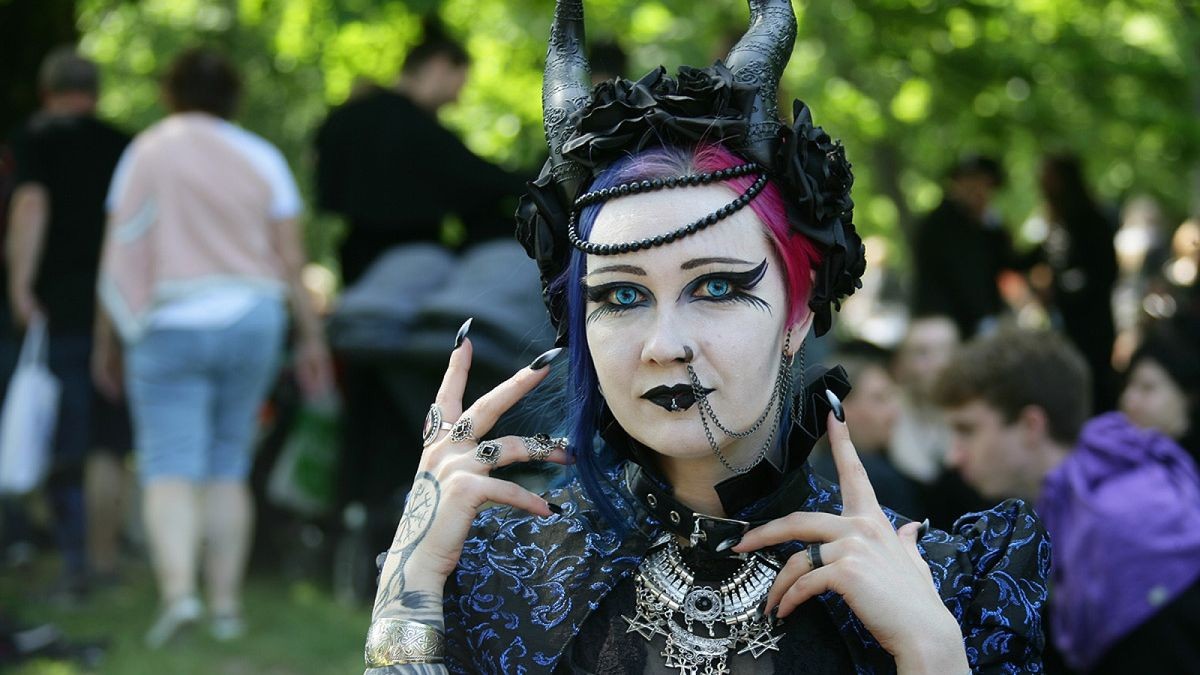 Nach zwei Jahren Pandemiepause und dem Neustart im Jahre 2022 trifft man sich am Pfingstwochenende zum Wave-Gotik in Leipzig zum 30. Jubiläum. Auch in diesem Jahr werden wieder 20.000 Besucher aus aller Welt zur größten internationalen Zusammenkunft der schwarzen Subkultur in der Messestadt erwartet. Das WGT ist und bleibt für viele Anhänger der schwarzen Szene der Höhepunkt im Jahr. Das Wave-Gotik-Treffen taucht eine ganze Stadt in das einmalige Flair, das es nur zu Pfingsten zu erleben gibt.