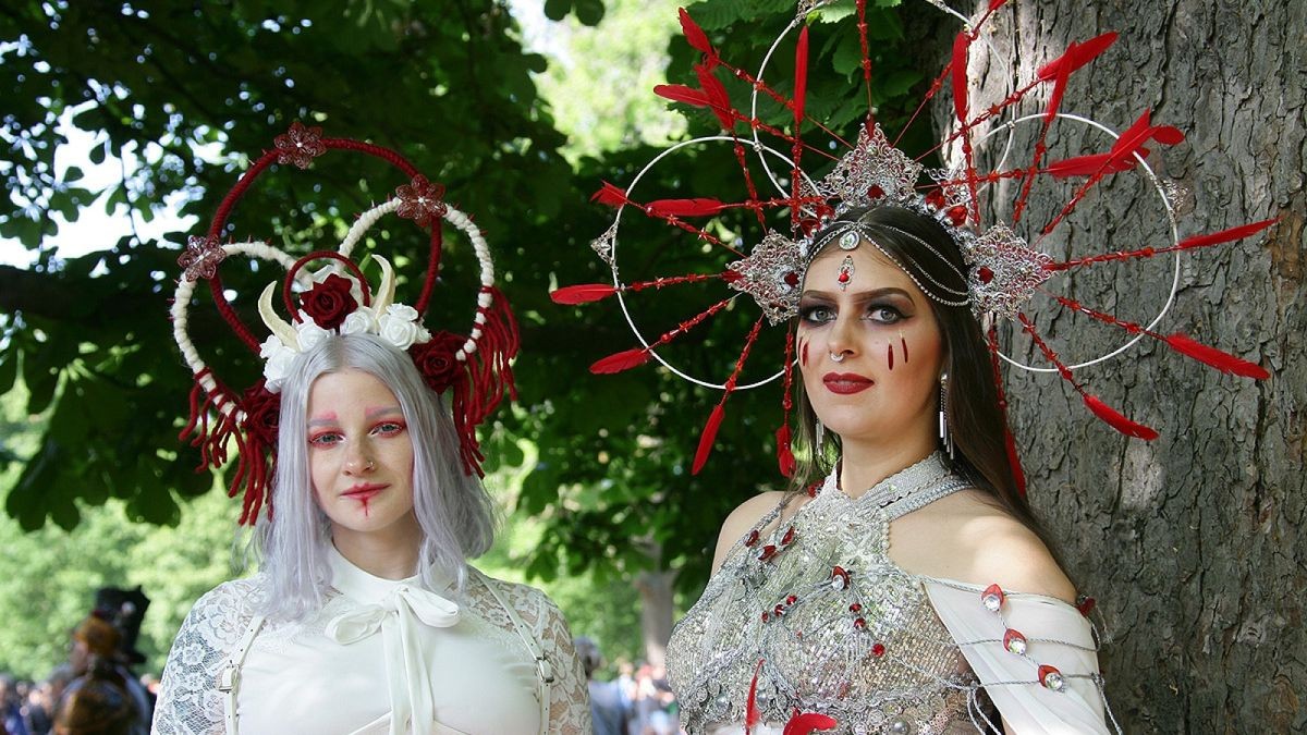 Nach zwei Jahren Pandemiepause und dem Neustart im Jahre 2022 trifft man sich am Pfingstwochenende zum Wave-Gotik in Leipzig zum 30. Jubiläum. Auch in diesem Jahr werden wieder 20.000 Besucher aus aller Welt zur größten internationalen Zusammenkunft der schwarzen Subkultur in der Messestadt erwartet. Das WGT ist und bleibt für viele Anhänger der schwarzen Szene der Höhepunkt im Jahr. Das Wave-Gotik-Treffen taucht eine ganze Stadt in das einmalige Flair, das es nur zu Pfingsten zu erleben gibt.