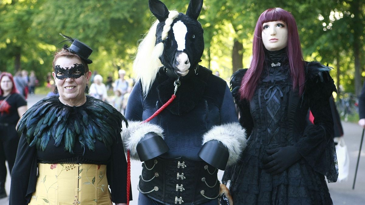 Nach zwei Jahren Pandemiepause und dem Neustart im Jahre 2022 trifft man sich am Pfingstwochenende zum Wave-Gotik in Leipzig zum 30. Jubiläum. Auch in diesem Jahr werden wieder 20.000 Besucher aus aller Welt zur größten internationalen Zusammenkunft der schwarzen Subkultur in der Messestadt erwartet. Das WGT ist und bleibt für viele Anhänger der schwarzen Szene der Höhepunkt im Jahr. Das Wave-Gotik-Treffen taucht eine ganze Stadt in das einmalige Flair, das es nur zu Pfingsten zu erleben gibt.