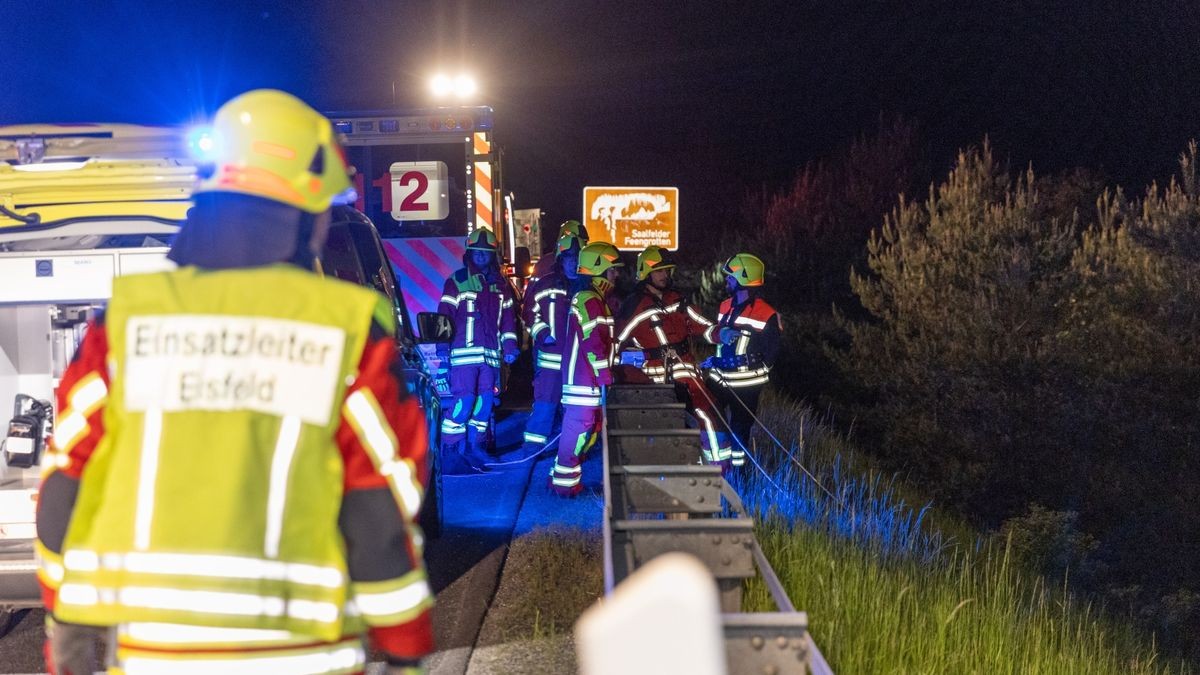 Am späten Freitagabend (26. Mai) kam es auf der A73 in Richtung Eisfeld (Lkr.: Hildburghausen) hinter der Ausfahrt Eisfeld Süd zu einem Verkehrsunfall. Ein 78-jähriger Mann kam aus bislang ungeklärter Ursache mit seinem Auto von der Fahrbahn ab und rutschte einen Abhang hinunter. Es konnte sich selbst aus dem Fahrzeug befreien und kam verletzt in ein Krankenhaus. Das Fahrzeug erlitt einen Totalschaden.