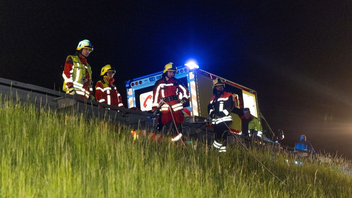 Am späten Freitagabend (26. Mai) kam es auf der A73 in Richtung Eisfeld (Lkr.: Hildburghausen) hinter der Ausfahrt Eisfeld Süd zu einem Verkehrsunfall. Ein 78-jähriger Mann kam aus bislang ungeklärter Ursache mit seinem Auto von der Fahrbahn ab und rutschte einen Abhang hinunter. Es konnte sich selbst aus dem Fahrzeug befreien und kam verletzt in ein Krankenhaus. Das Fahrzeug erlitt einen Totalschaden.