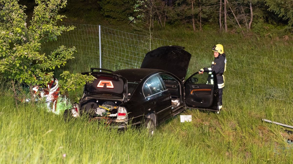 Am späten Freitagabend (26. Mai) kam es auf der A73 in Richtung Eisfeld (Lkr.: Hildburghausen) hinter der Ausfahrt Eisfeld Süd zu einem Verkehrsunfall. Ein 78-jähriger Mann kam aus bislang ungeklärter Ursache mit seinem Auto von der Fahrbahn ab und rutschte einen Abhang hinunter. Es konnte sich selbst aus dem Fahrzeug befreien und kam verletzt in ein Krankenhaus. Das Fahrzeug erlitt einen Totalschaden.