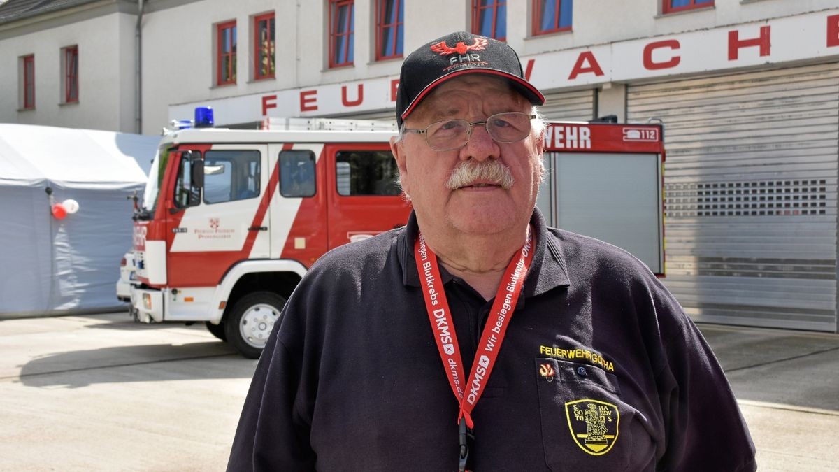 Auch Walter Mahr (Freiwillige Feuerwehr Siebleben) half bei der Registrierungsaktion für potenzielle Stammzellspender mit, schließlich ging es um seinen Schwiegersohn Rolf Teichmüller.