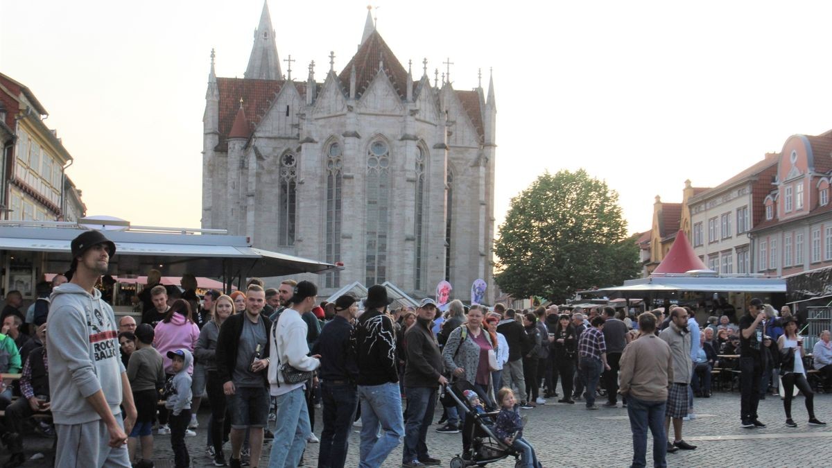 Die Pflaumenblüte in Mühlhausen erwies sich Samstagabend als Zuschauer-Magnet. Die Band 