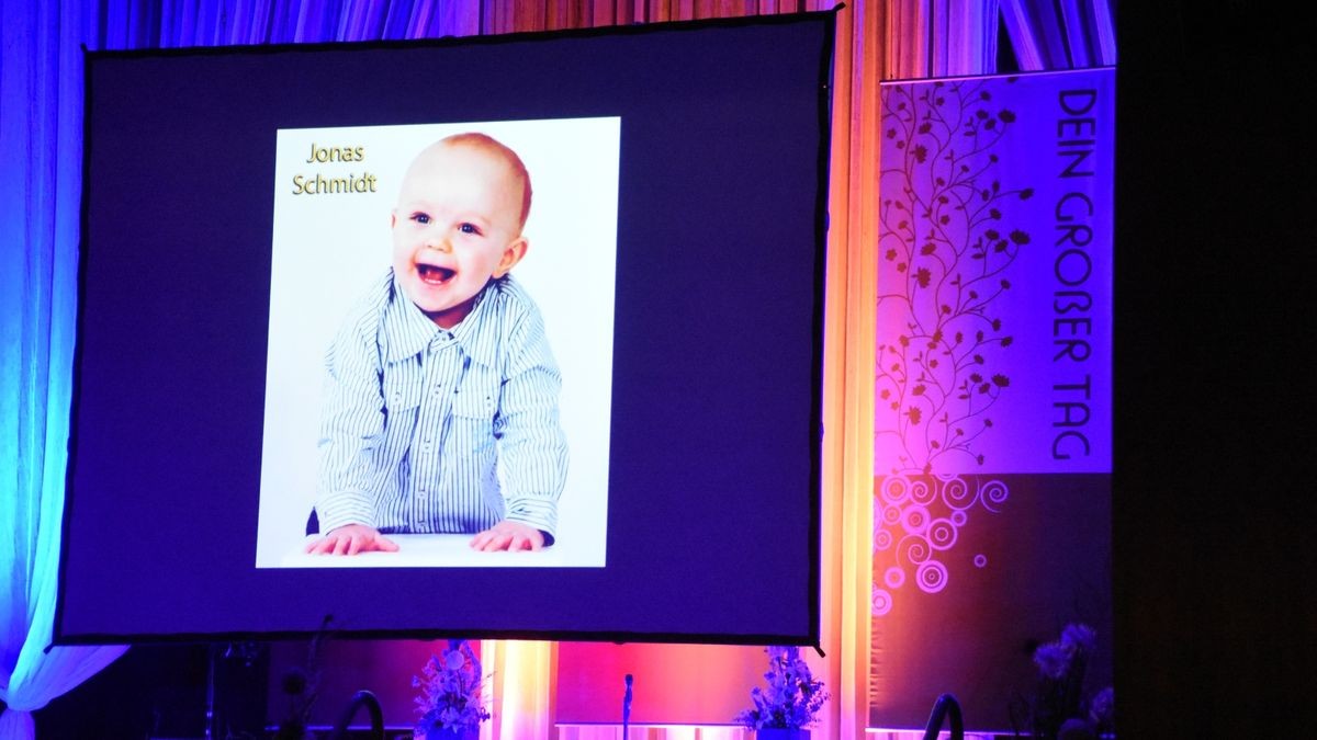 Zum Programm gehörte, dass die Teilnehmenden in einer Fotoschau mit Bildern als Kleinkinder oder Babys und als Schulanfänger vorgestellt wurden, was für viel Heiterkeit im Publikum sorgte.Ihre Jugendweihe-Feier erlebten am Vormittag des Pfingstsamstags Schülerinnen und Schüler der Herzog-Ernst-Gesamtschule und der Oststadt-Gemeinschaftsschule Gotha zusammen mit Eltern, weiteren Verwandten, Bekannten und Freunden im Kulturhaus Gotha. 