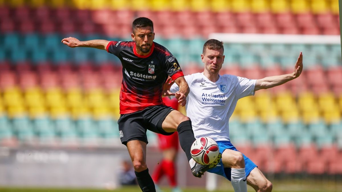 Nazzareno Ciccarelli (Erfurt) im Zweikampf mit Steffen Schäfer (r.). Am Ende mussten sich die Erfurter mit 1:0 geschlagen geben.