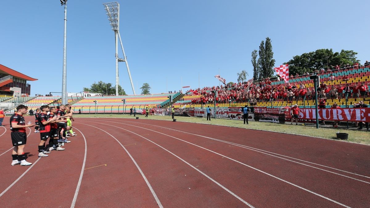 Fußball-Regionalligist FC Rot-Weiß Erfurt hat nach einem müden Kick bei der VSG Altglienicke mit 0:1 verloren. Durch die Niederlage rutscht Erfurt in der Abschlusstabelle auf Rang drei.