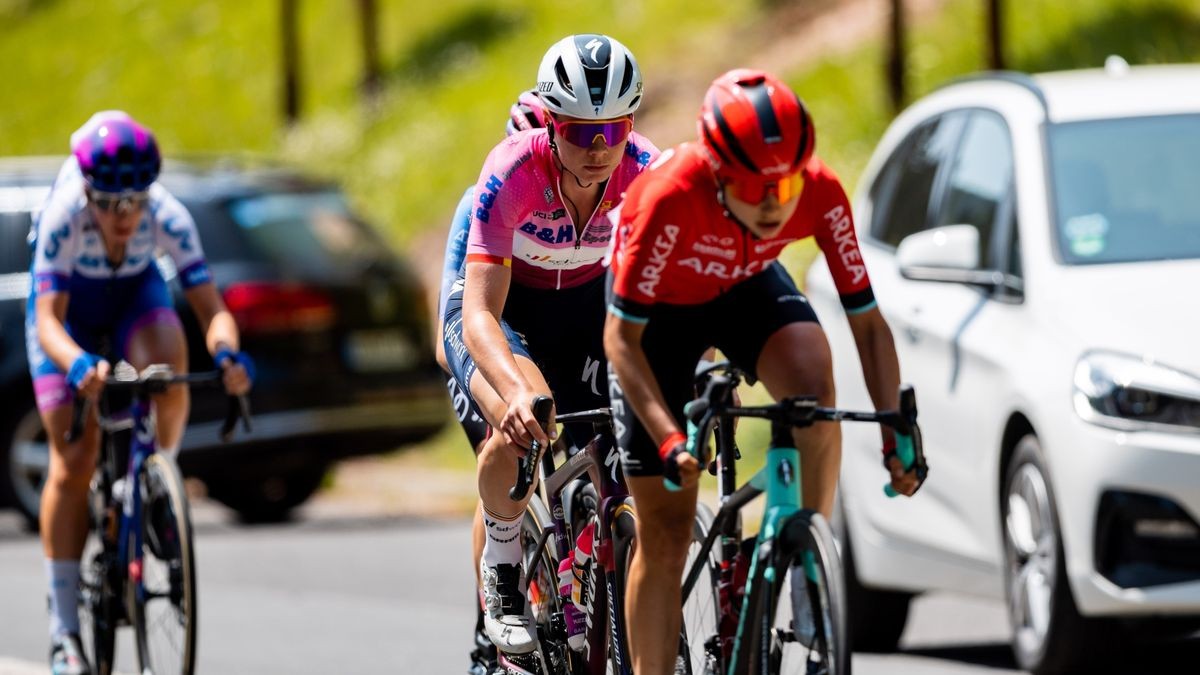 Mit einem Husarenritt sicherte sich am Sonntag nach 126,2 Kilometern Rund um Mühlhausen die Belgierin Lotte Kopecky den fünften Einzel-Etappensieg für das niederländische Team SD Worx.