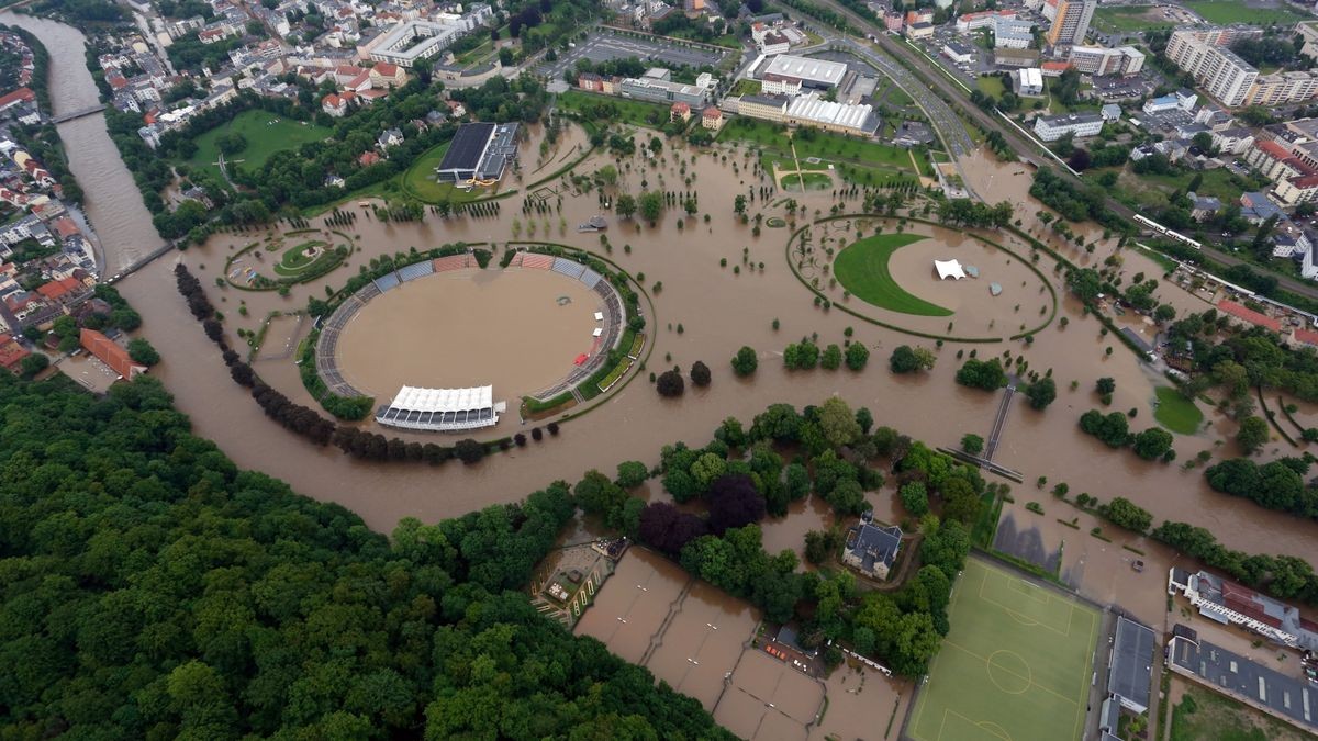 Der Hofwiesenpark Gera mit dem Stadion der Freundschaft ist vom Hochwasser überflutet. Vor zehn Jahren war in weiten Teilen Thüringens 