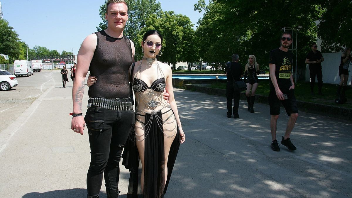 Beim 30. Wave-Gotik-Treffen in Leipzig präsentierten die Teilnehmenden am Sonntag wieder fanstasievolle, düstere und sexy Kostüme. Mit dabei waren auch Uhu und Kauz von der Falknerei Bernburg.