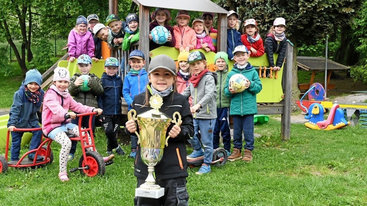 Hanna und die anderen Kinder des Seeberger „Waldgeister“-Kindergartens sind ganz stolz auf den Pokal des „Ortsmeisters 2022“. Vom Gewinn, 5000 Euro, wird auch das Außengelände des Kindergartens renoviert.