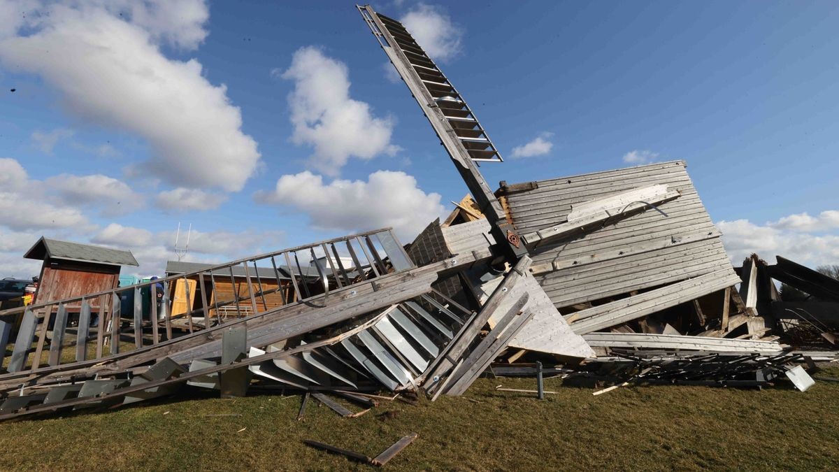 Die rund 270 Jahre alte Bockwindmühle am Rande von Klettbach ist bei einem Sturm 2022 umgefallen. Das Bauwerk soll neu errichtet werden.