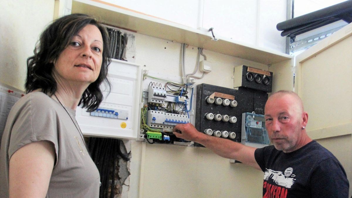 Erzieherin Daniela Hoffmann und Haustechniker Michael Birk besehen sich am Pfingstwochenende den Schaden, der an der alten Elektrotechnik entstanden ist.