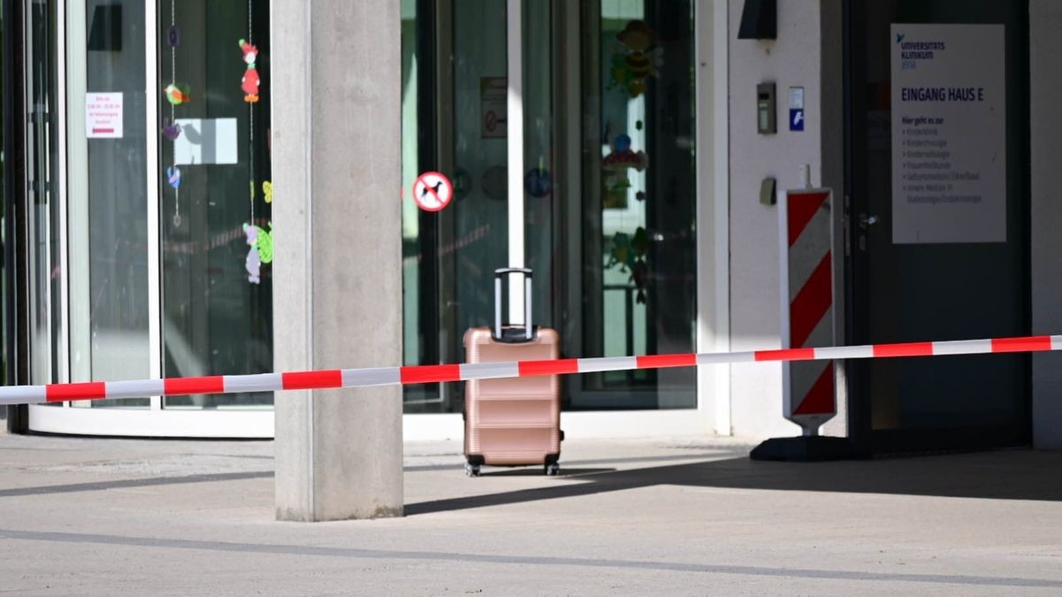 Nach dem Fund am Dienstagmorgen war das Klinikgelände zunächst teilweise geräumt und der Betrieb der Kindernotaufnahme in die Zentrale Notaufnahme des Klinikums verlegt worden. 