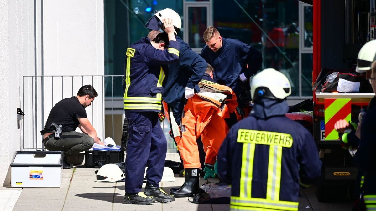 Ein verdächtiger Koffer mit weißem Pulver in der Kindernotaufnahme hat am Dienstag zu einem Großeinsatz von Feuerwehr und Polizei am Universitätsklinikum Jena geführt.