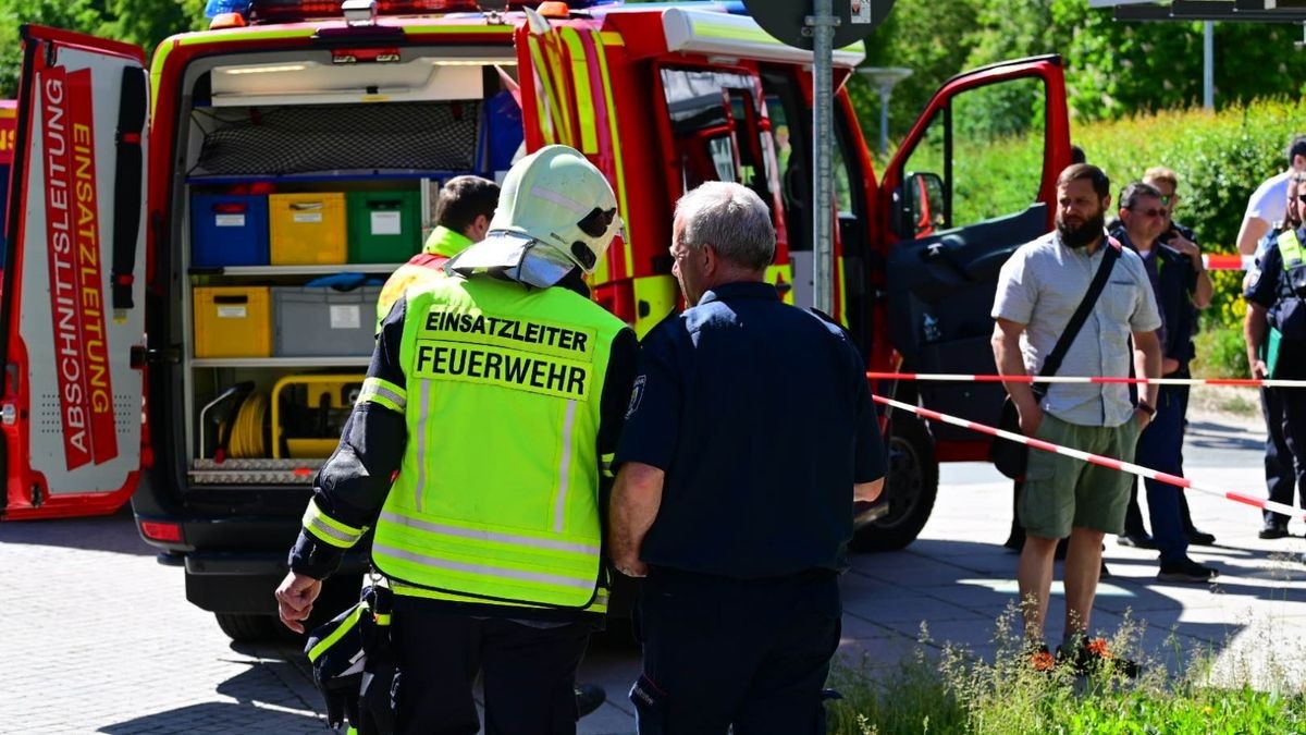 Ein verdächtiger Koffer mit weißem Pulver in der Kindernotaufnahme hat am Dienstag zu einem Großeinsatz von Feuerwehr und Polizei am Universitätsklinikum Jena geführt.