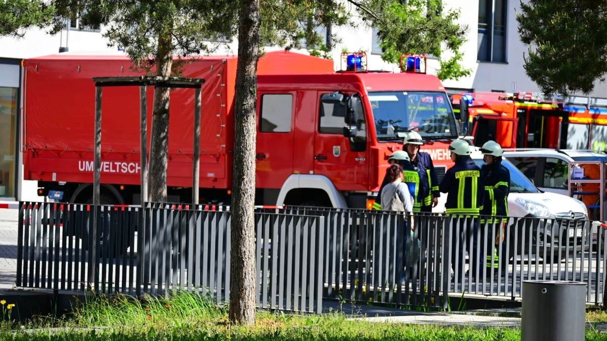 Ein verdächtiger Koffer mit weißem Pulver in der Kindernotaufnahme hat am Dienstag zu einem Großeinsatz von Feuerwehr und Polizei am Universitätsklinikum Jena geführt.