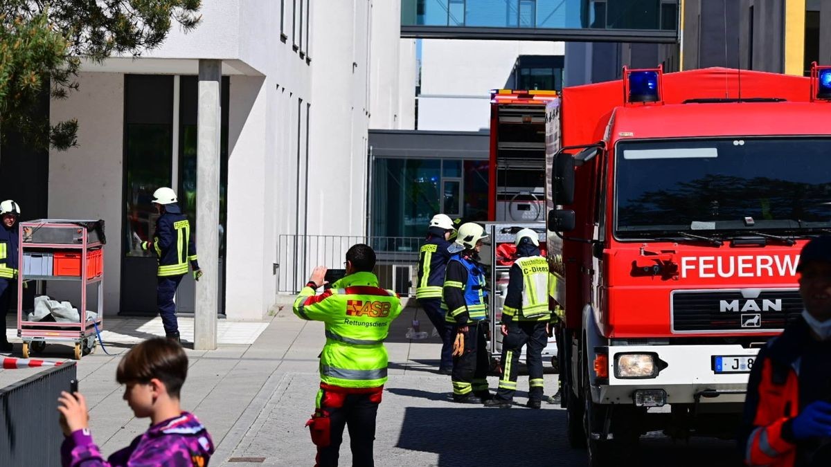 Ein verdächtiger Koffer mit weißem Pulver in der Kindernotaufnahme hat am Dienstag zu einem Großeinsatz von Feuerwehr und Polizei am Universitätsklinikum Jena geführt.