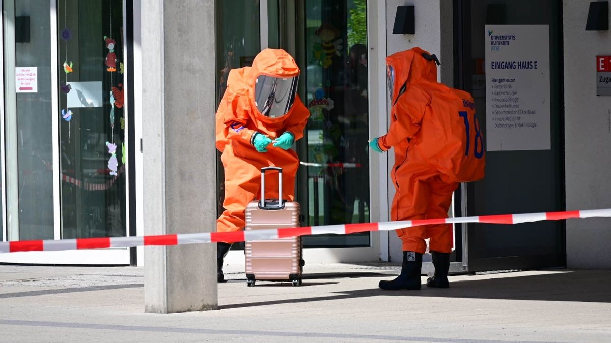 Die Rettungskräfte hatten eine Dekontaminationsstrecke aufgebaut.