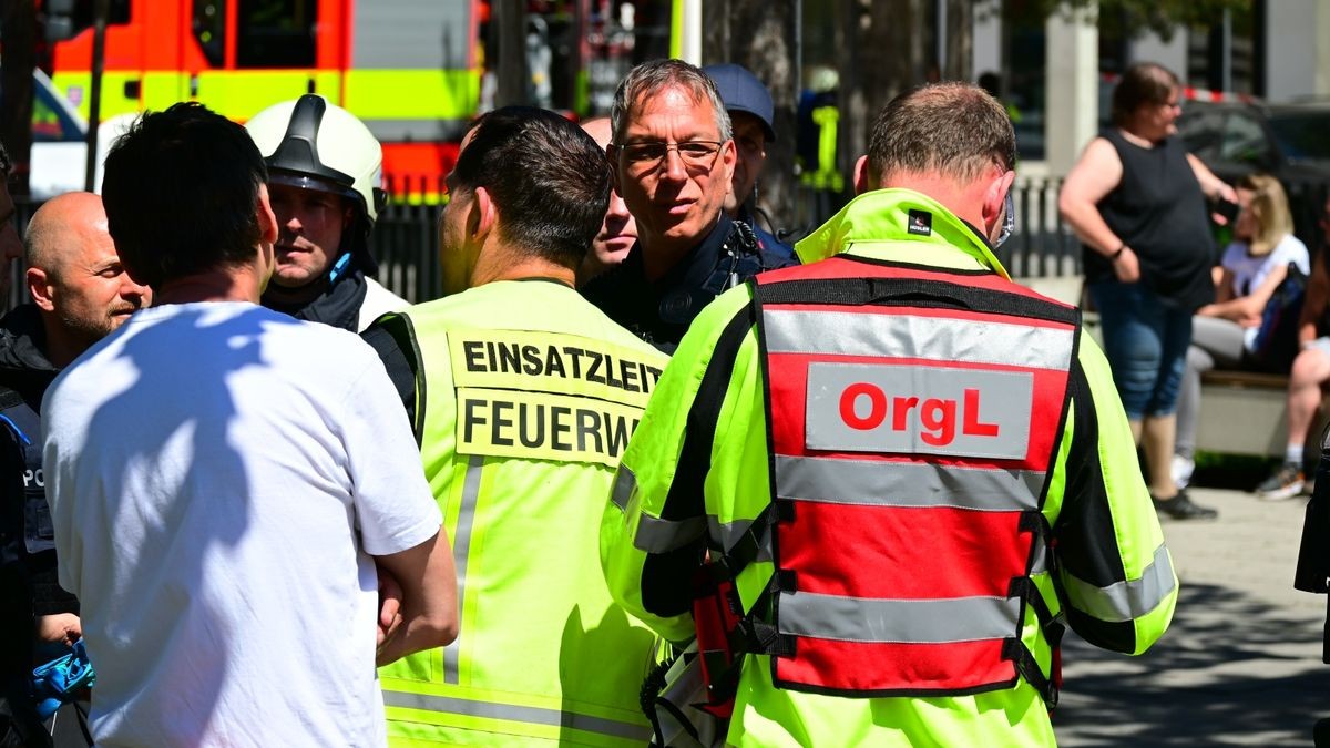 Ein verdächtiger Koffer mit weißem Pulver in der Kindernotaufnahme hat am Dienstag zu einem Großeinsatz von Feuerwehr und Polizei am Universitätsklinikum Jena geführt.