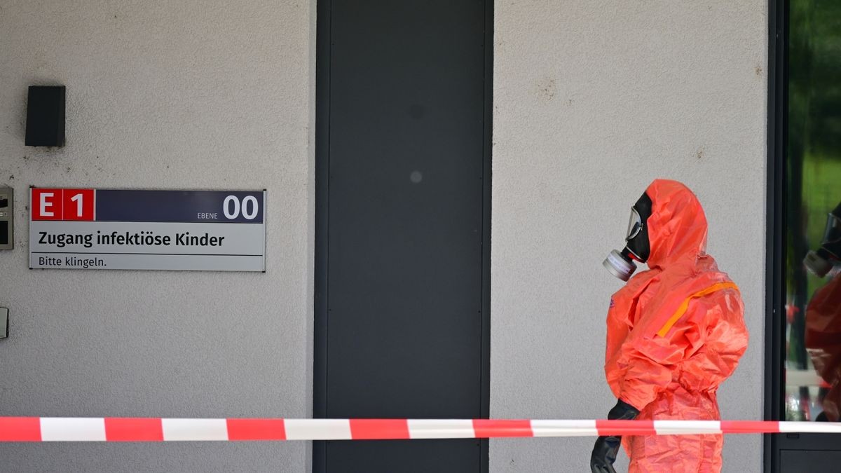 Ein verdächtiger Koffer mit weißem Pulver in der Kindernotaufnahme hat am Dienstag zu einem Großeinsatz von Feuerwehr und Polizei am Universitätsklinikum Jena geführt.