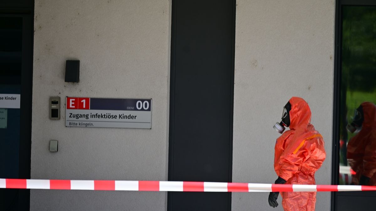 Ein verdächtiger Koffer mit weißem Pulver in der Kindernotaufnahme hat am Dienstag zu einem Großeinsatz von Feuerwehr und Polizei am Universitätsklinikum Jena geführt.