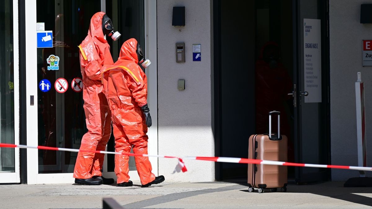 Ein verdächtiger Koffer mit weißem Pulver in der Kindernotaufnahme hat am Dienstag zu einem Großeinsatz von Feuerwehr und Polizei am Universitätsklinikum Jena geführt.