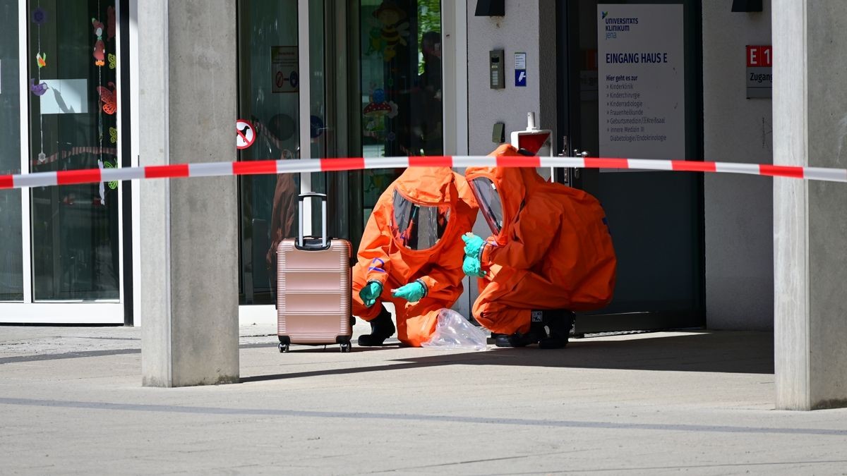 Ein verdächtiger Koffer mit weißem Pulver in der Kindernotaufnahme hat am Dienstag zu einem Großeinsatz von Feuerwehr und Polizei am Universitätsklinikum Jena geführt.