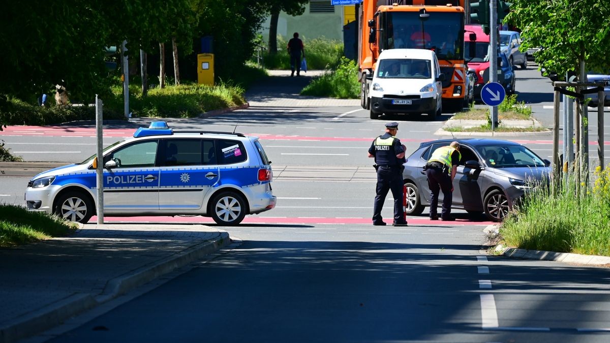 Ein verdächtiger Koffer mit weißem Pulver in der Kindernotaufnahme hat am Dienstag zu einem Großeinsatz von Feuerwehr und Polizei am Universitätsklinikum Jena geführt.